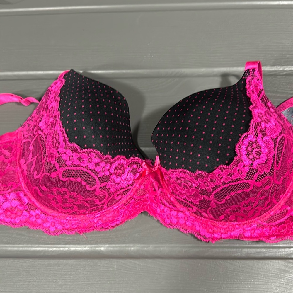 Like new lightly padded bra size 44DD